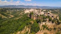 La Città che Muore e la terra che si scioglie sotto i piedi: il paesaggio impossibile della Valle dei Calanchi