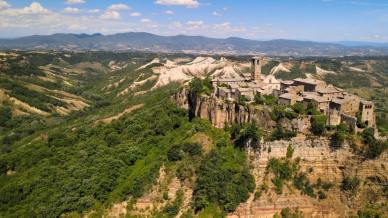 La Città che Muore e la terra che si scioglie sotto i piedi: il paesaggio impossibile della Valle dei Calanchi