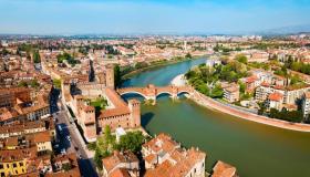 Verona oltre il balcone di Giulietta, l’elogio del Guardian al volto artistico della città
