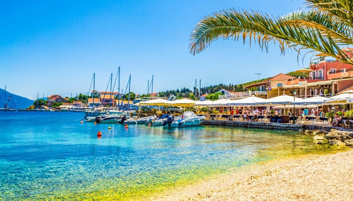 Acque trasparenti color smeraldo dell'isola di Cefalonia Porto di Fiskardo