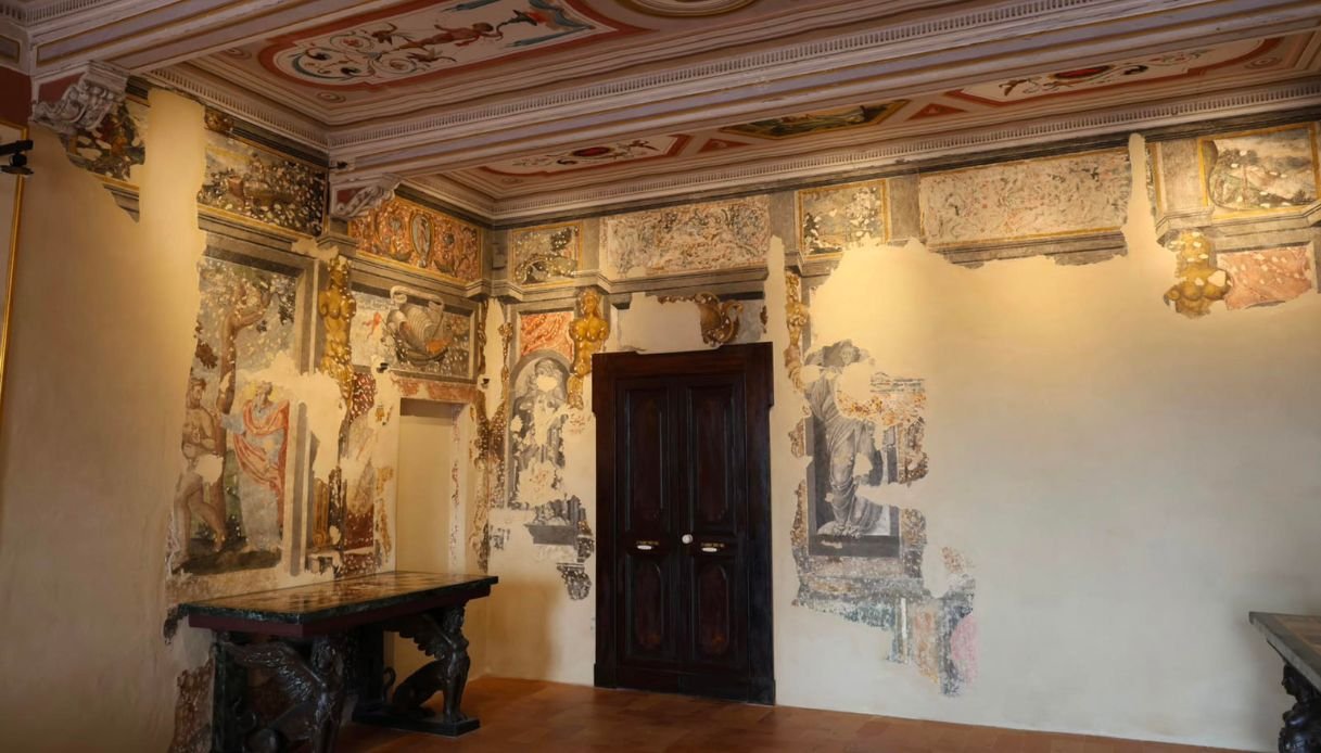 Affreschi dentro la biblioteca di Casa Leopardi