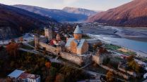 Alla scoperta del castello di Ananuri, il maniero infestato della Georgia che custodisce un mistero