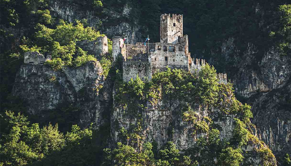 Il Castello di Salorno che sembra uscito da una fiaba medievale
