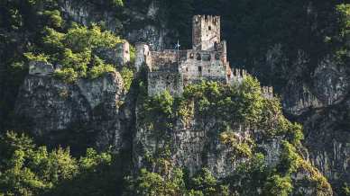 Il Castello di Salorno che sembra uscito da una fiaba medievale