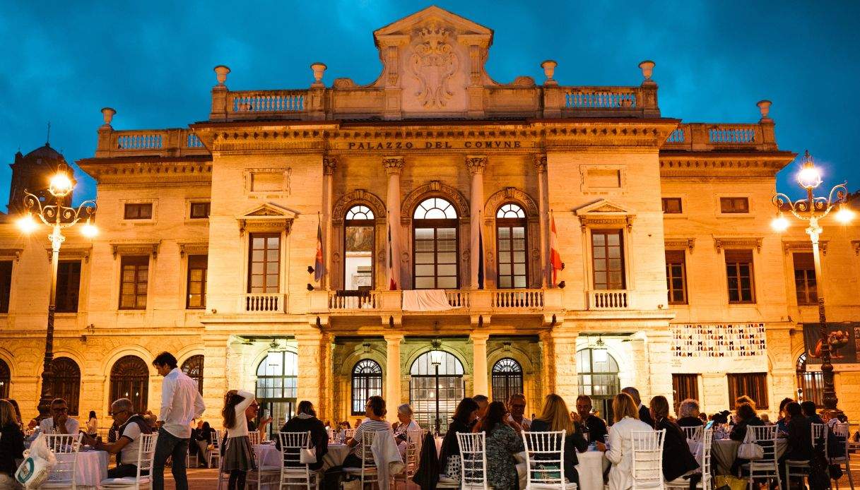 Cena in bianco e blu al Festival della Maiolica