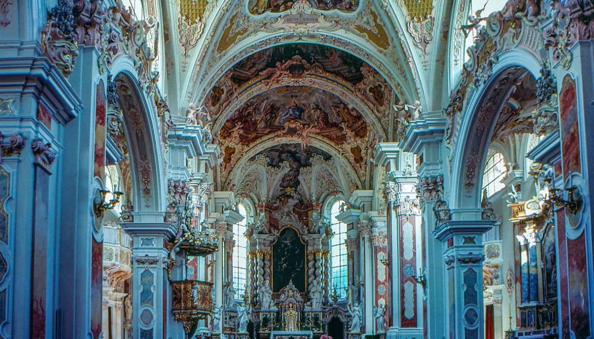 Interno riccamente decorato dell'Abbazia di Novacella, Alto Adige