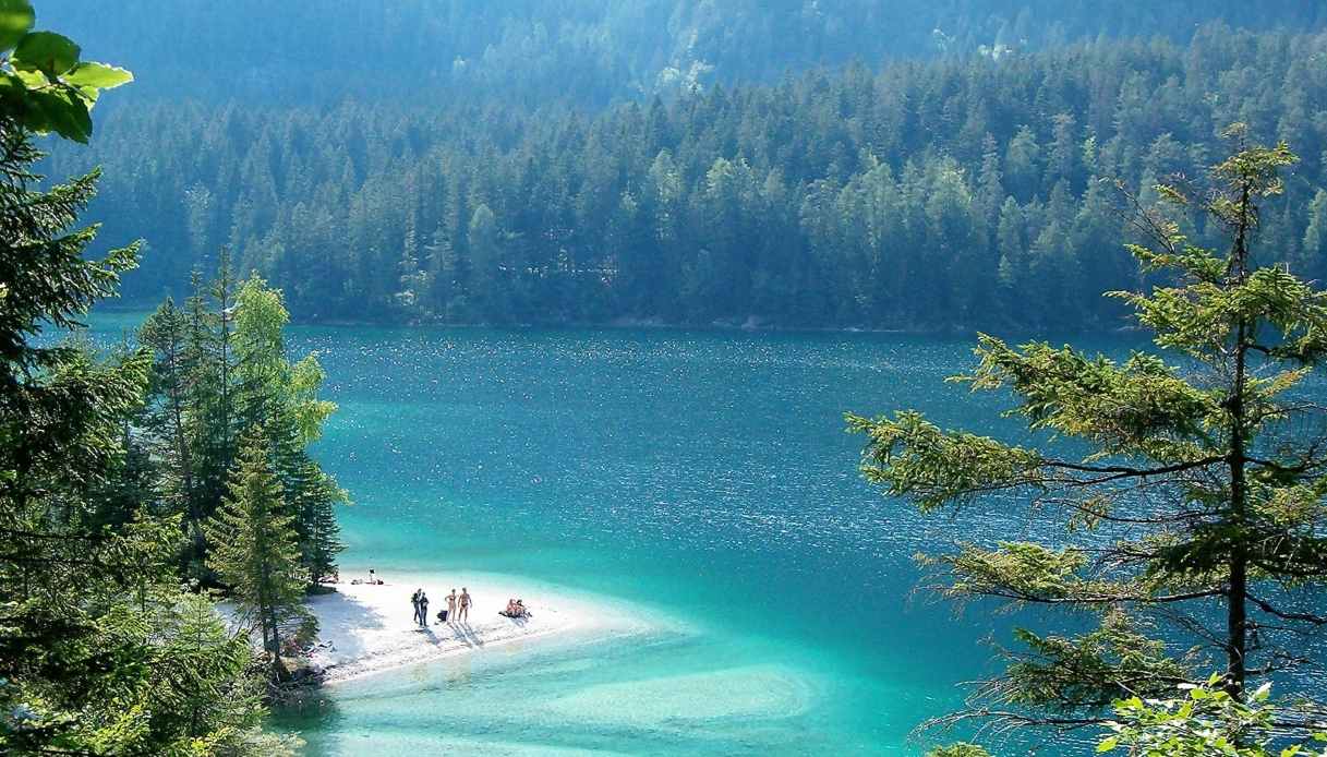 Lo spettacolare lago di Tovel torna accessibile: come raggiungere la perla della Val di Non