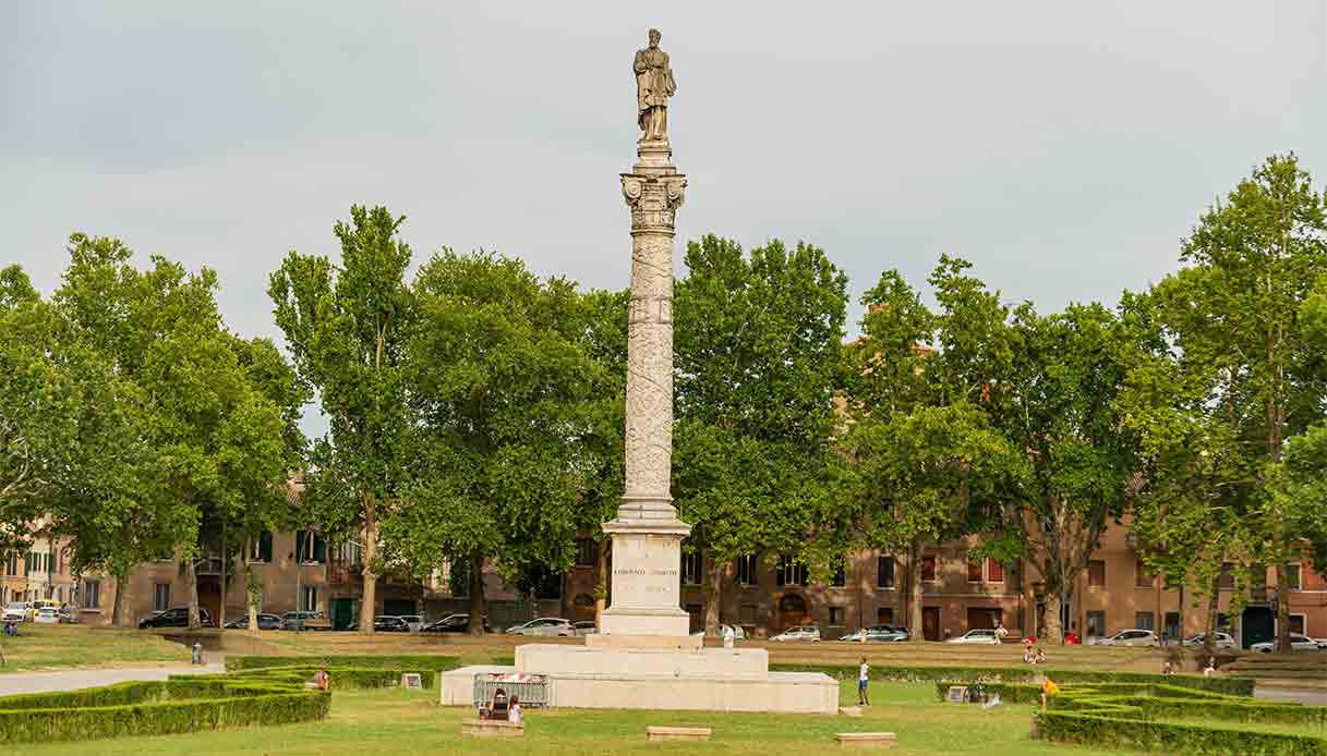 piazza-ariostea-ferrara-statua-ariosto