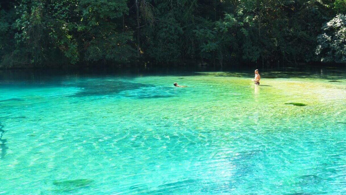 Wild swimming in Italia, i fiumi e le piscine naturali più belle dove nuotare d’estate