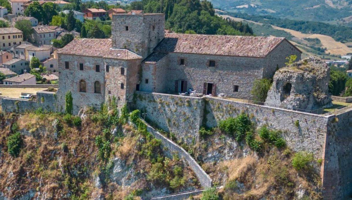 Torna a splendere la spettacolare Scala della Rocca nel borgo medievale di Verucchio