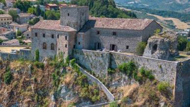 Torna a splendere la spettacolare Scala della Rocca nel borgo medievale di Verucchio