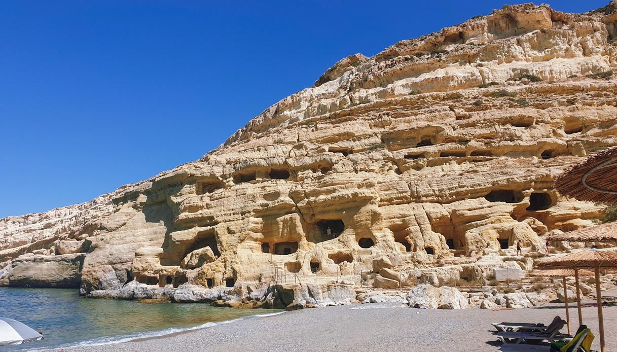 "The Beach", la serie greca in onda ogni mattina su Rai 2, è ambientata e girata a Matala (Creta)