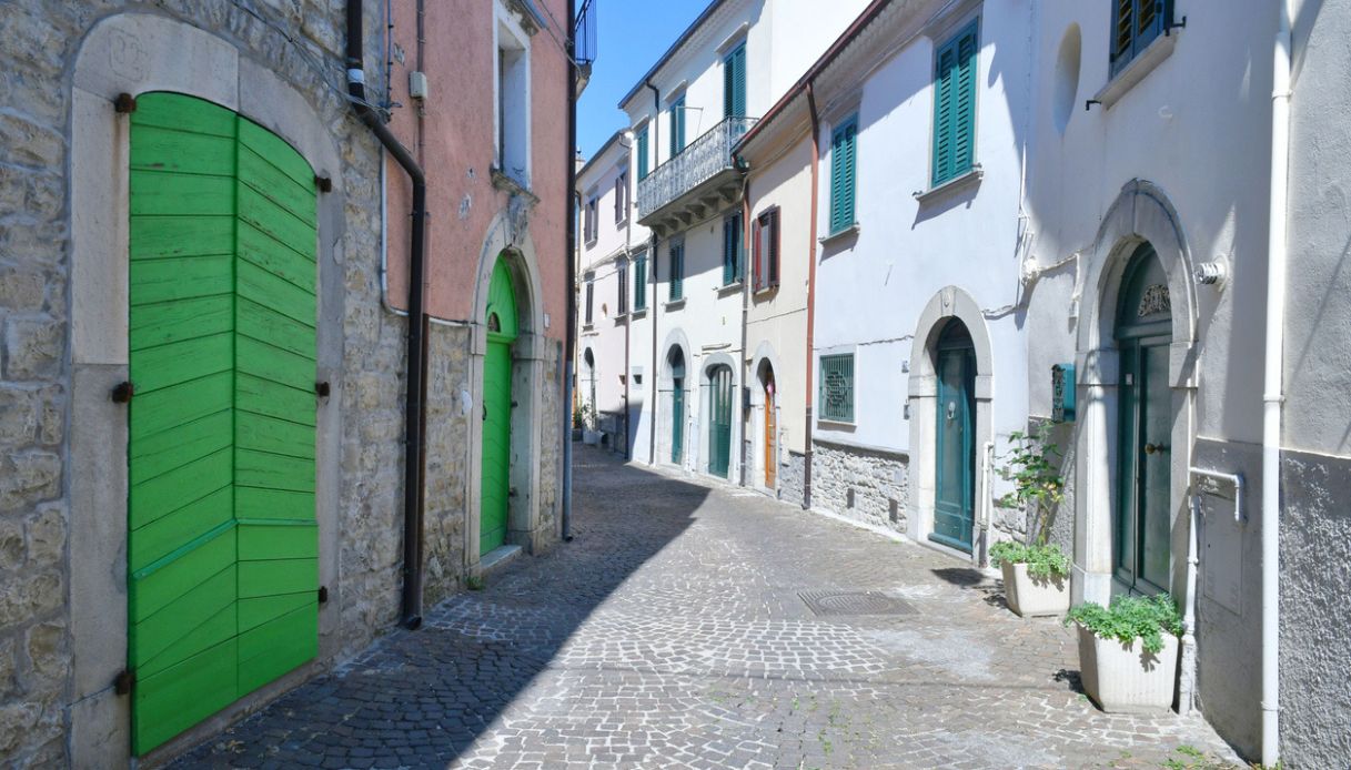 Vicolo del centro storico di Agnone, Molise