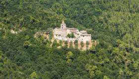 Abbazia benedettina di San Cassiano, il gioiello nascosto tra i boschi umbri che veglia su un canyon segreto