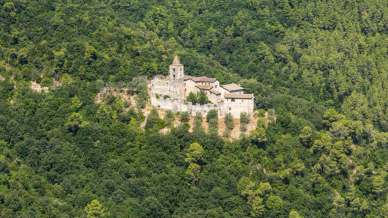 Abbazia benedettina di San Cassiano, il gioiello nascosto tra i boschi umbri che veglia su un canyon segreto