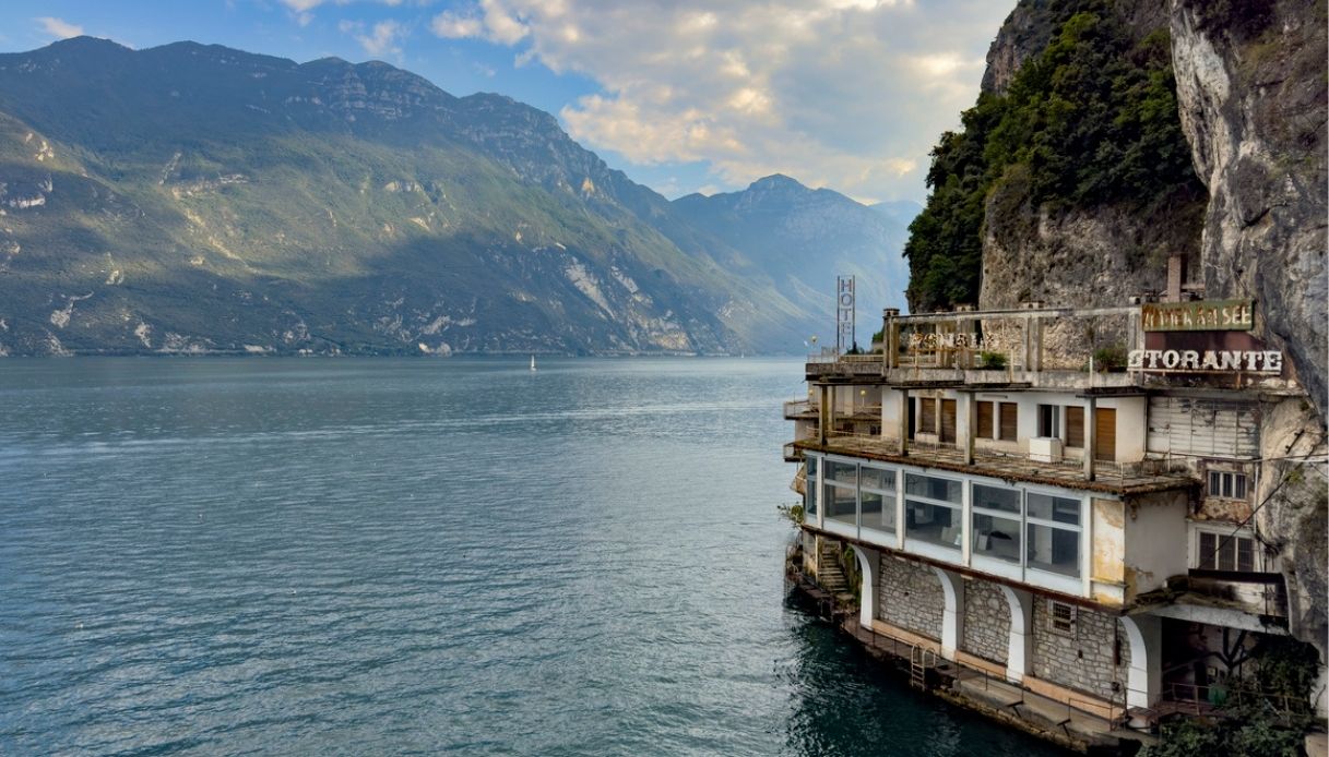 Addio a un’icona del Lago di Garda, al suo posto passerà la ciclovia: era la “Casa della Trota”
