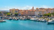 È la città del blu assoluto, tra vicoli ocra e il profumo di elicriso: Ajaccio, perla del Mediterraneo