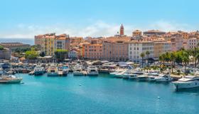 È la città del blu assoluto, tra vicoli ocra e il profumo di elicriso: Ajaccio, perla del Mediterraneo