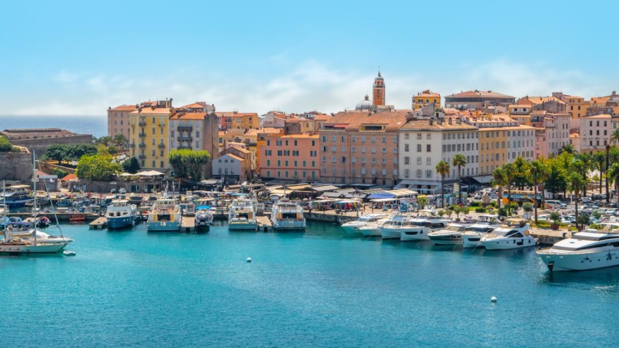 È la città del blu assoluto, tra vicoli ocra e il profumo di elicriso: Ajaccio, perla del Mediterraneo
