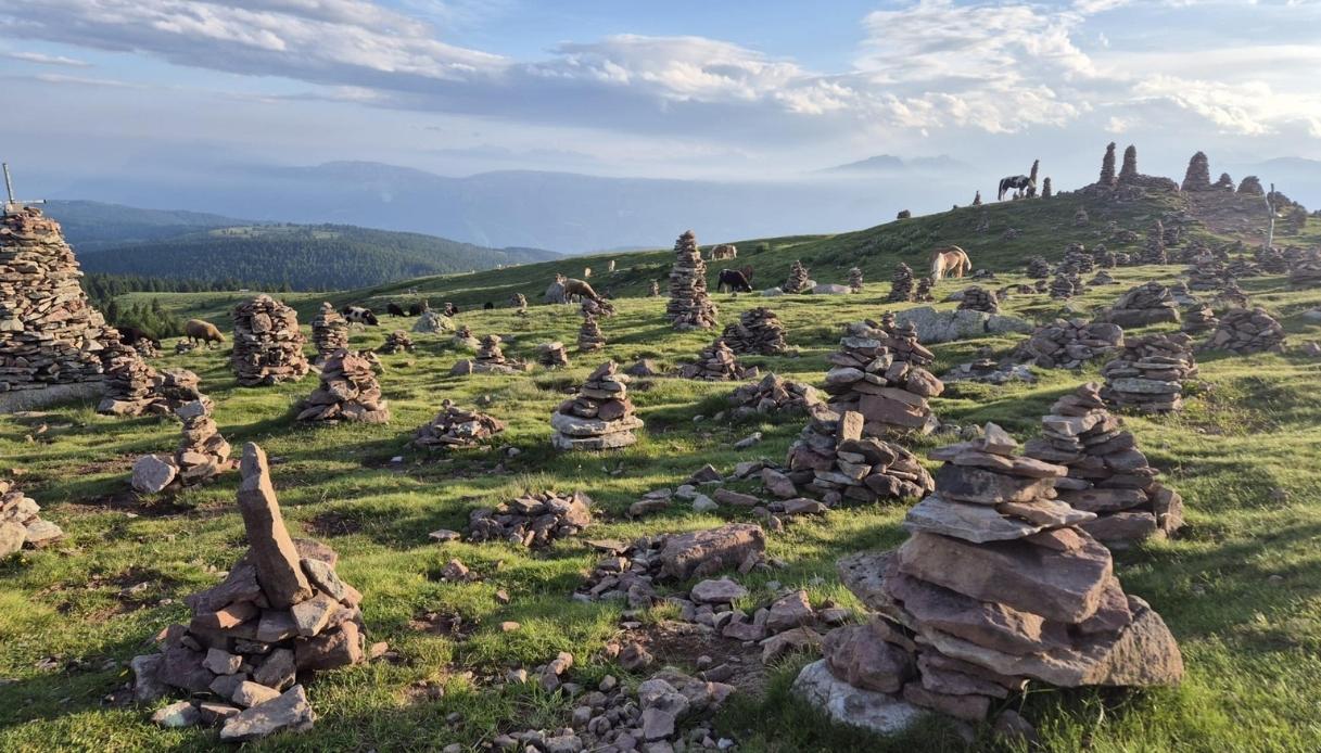 Boom degli ‘omini di pietra’ in montagna: scatta l’allarme in Alto Adige