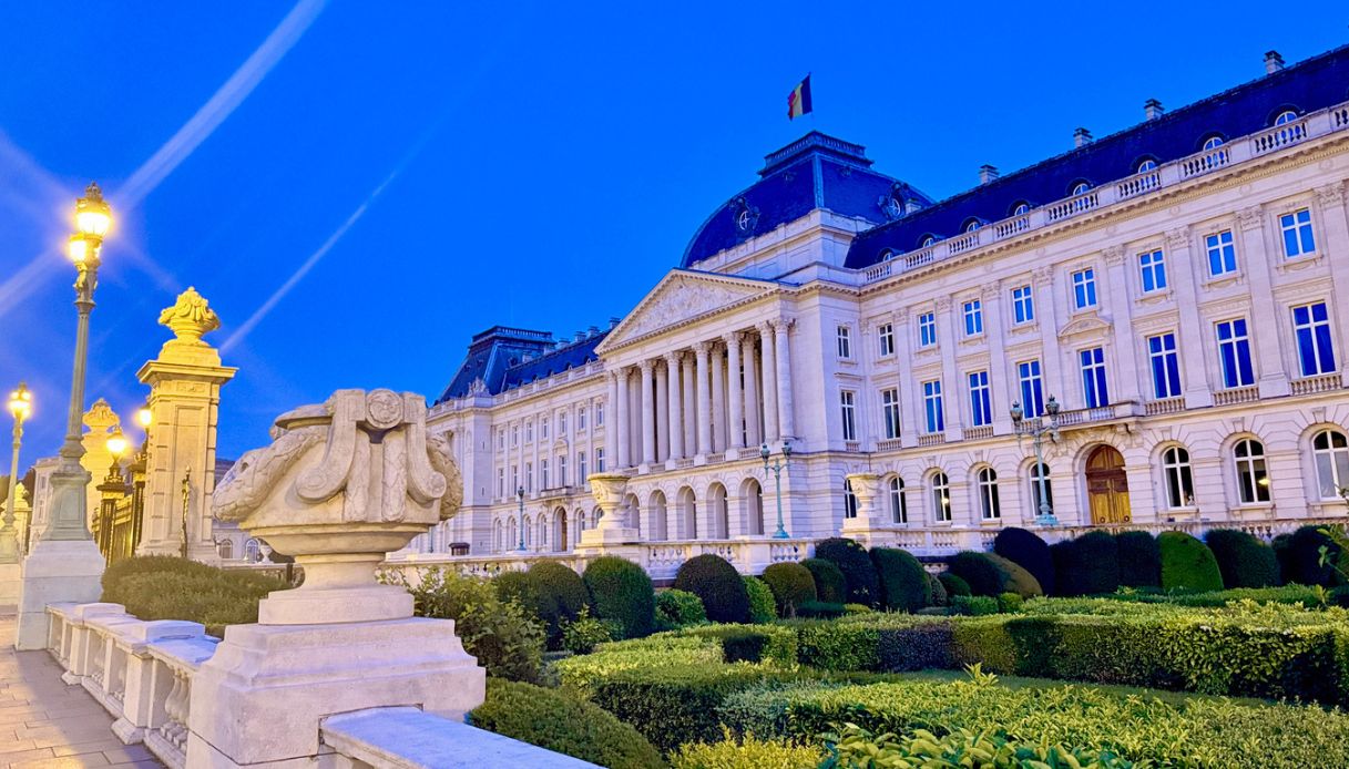Veduta notturna del Palazzo Reale di Bruxelles, Belgio
