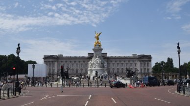 Buckingham Palace riapre per l’estate tra saloni reali segreti e una novità “irripetibile”
