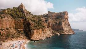 Cala Moraig, la spiaggia da sogno della Spagna premiata tra le migliori d’Europa
