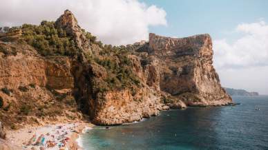Cala Moraig, la spiaggia da sogno della Spagna premiata tra le migliori d’Europa
