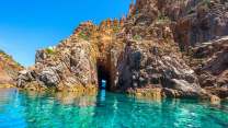 Il giardino di pietra della Corsica tra sculture naturali, mare turchese e falesie color fuoco: i Calanchi di Piana