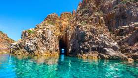 Il giardino di pietra della Corsica tra sculture naturali, mare turchese e falesie color fuoco: i Calanchi di Piana