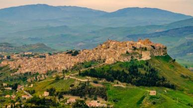Tra necropoli rupestri e panorami sconfinati c’è Calascibetta, il borgo medievale della Sicilia