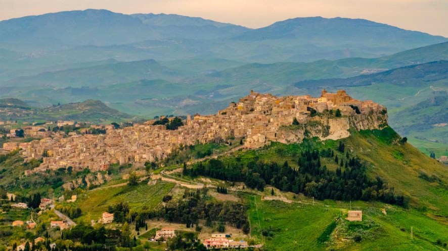 Tra necropoli rupestri e panorami sconfinati c’è Calascibetta, il borgo medievale della Sicilia