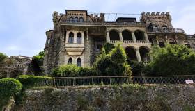 Il Castello De Farro sfida la gravità: il gioiello nascosto aggrappato alla roccia a un’ora da Roma
