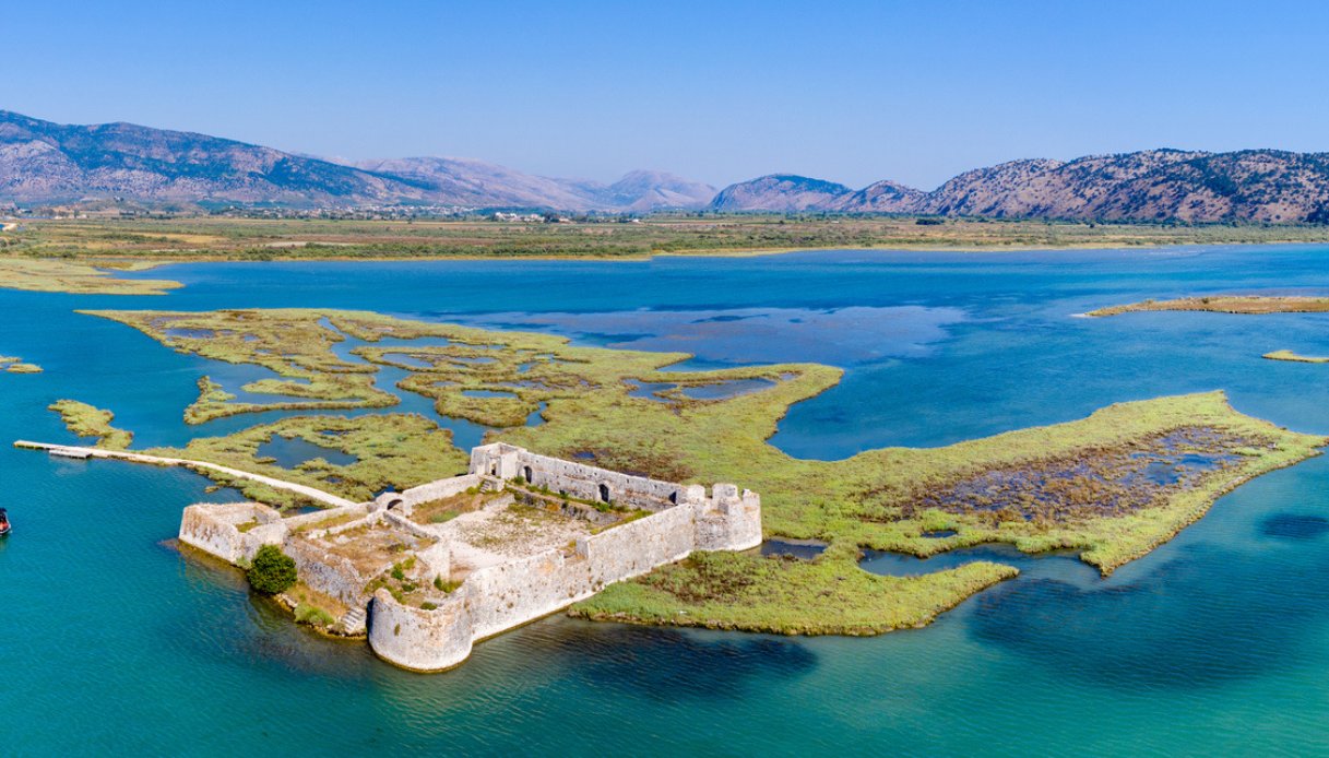 Nascosto tra laguna e mare, c’è un castello che racconta il volto più autentico dell’Albania: Ali Pasha