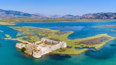 Nascosto tra laguna e mare, c’è un castello che racconta il volto più autentico dell’Albania: Ali Pasha