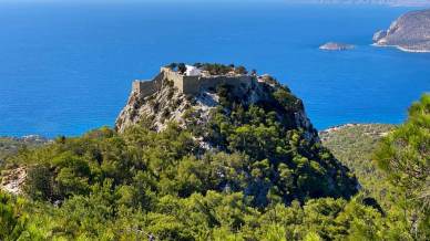 La fortezza scolpita nella roccia (dotata di poteri) che domina il Mar Egeo: il Castello di Monolithos