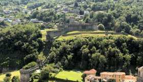Le mura che graffiano il cielo tra fascino fiero e pietre vive: il Castello di Montebello in Svizzera
