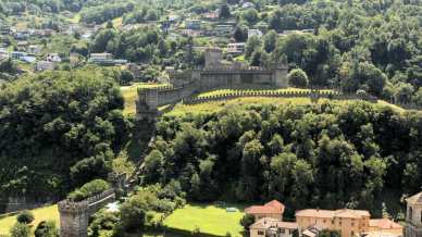 Le mura che graffiano il cielo tra fascino fiero e pietre vive: il Castello di Montebello in Svizzera