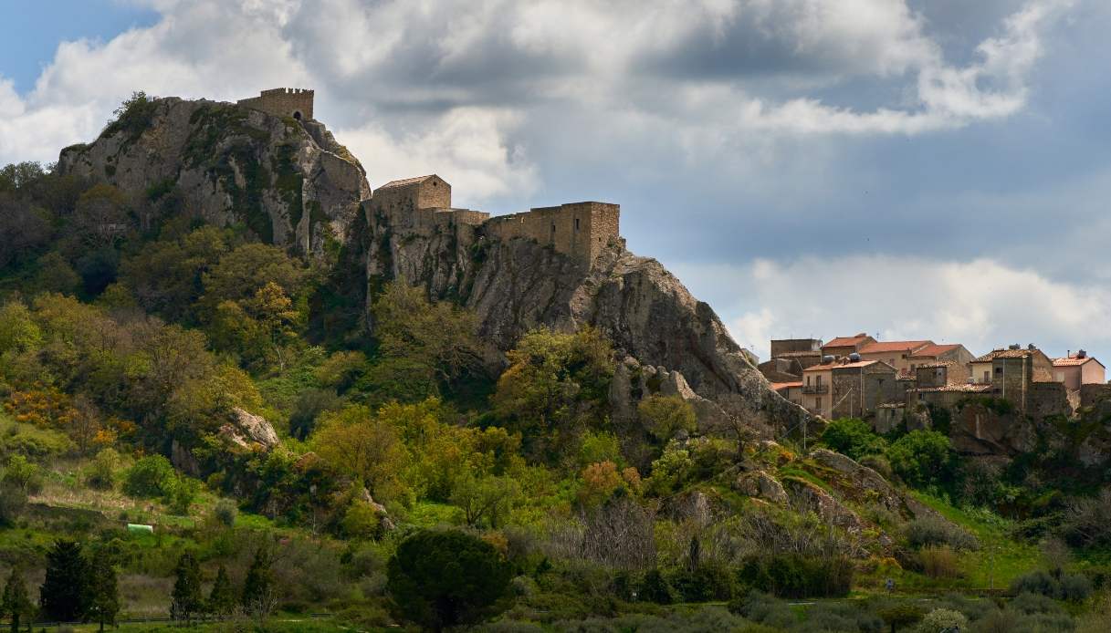Alla scoperta di Sperlinga, il borgo scolpito nella roccia che custodisce un castello millenario