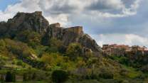 Alla scoperta di Sperlinga, il borgo scolpito nella roccia che custodisce un castello millenario