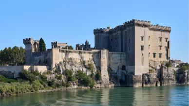 Ben 600 anni di storia tra principi, prigioni, arte e panorami che abbracciano la Provenza: il Castello di Tarascon