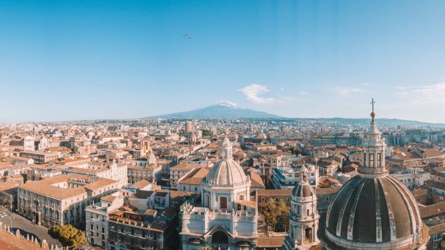 Catania misteriosa e affascinante: le tappe imperdibili nel nuovo romanzo di Cristina Cassar Scalia