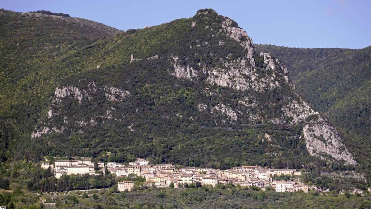 Cesi è il borgo umbro che custodisce il segreto della montagna che respira