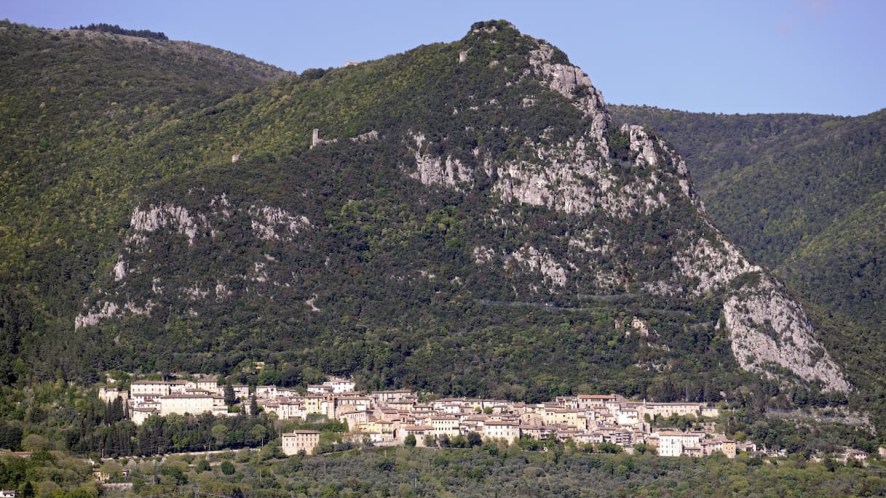 Cesi è il borgo umbro che custodisce il segreto della montagna che respira