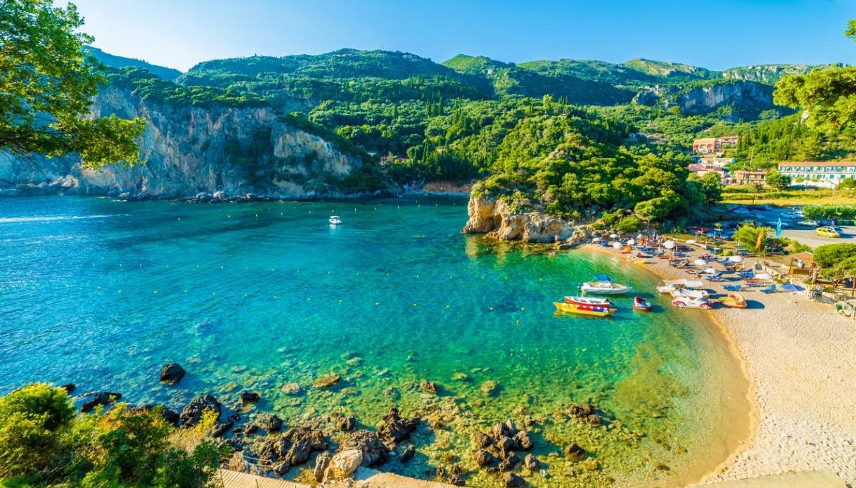 Corf&ugrave; e la spiaggia di Paleokastritsa
