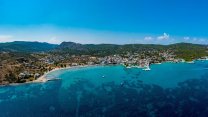 Il profumo dei pistacchi e il marmo rosa che incanta: Egina, l’isola paradisiaca a due passi da Atene