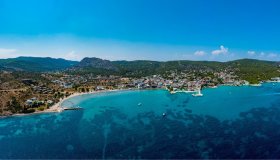 Il profumo dei pistacchi e il marmo rosa che incanta: Egina, l’isola paradisiaca a due passi da Atene