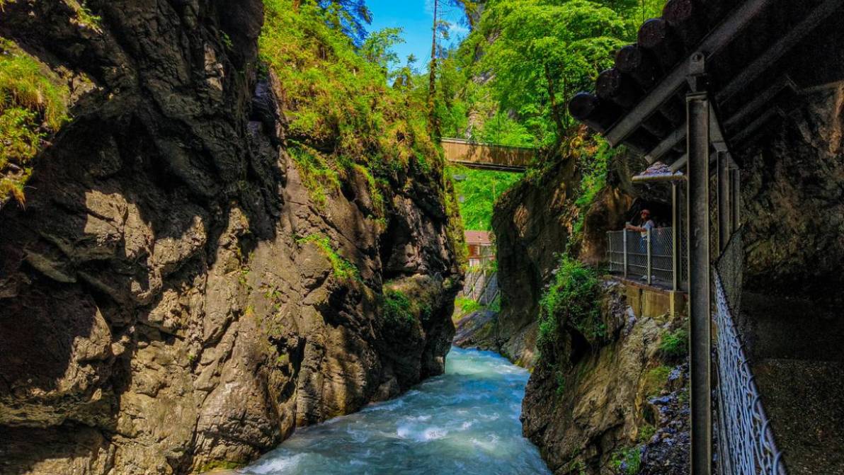 Il canyon d’acqua che scolpisce la montagna tra pareti vertiginose e cascate fragorose: Partnach, in Baviera
