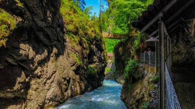 Il canyon d’acqua che scolpisce la montagna tra pareti vertiginose e cascate fragorose: Partnach, in Baviera