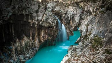 Il canyon smeraldo della Slovenia che custodisce il volto dell’Orso e il Ponte del Diavolo: le Gole di Tolmin